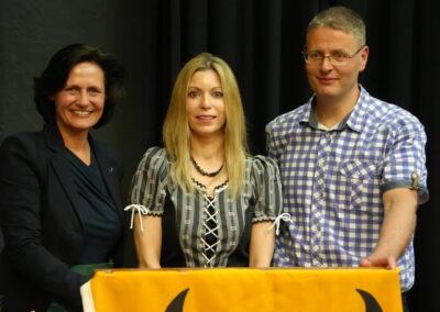 Claudia Brunner (zusammen mit NR Monika Rüegger und Schäfer Felix Jauch) an der Wolfsveranstaltung der SVP Uri vom 10. Mai 2023