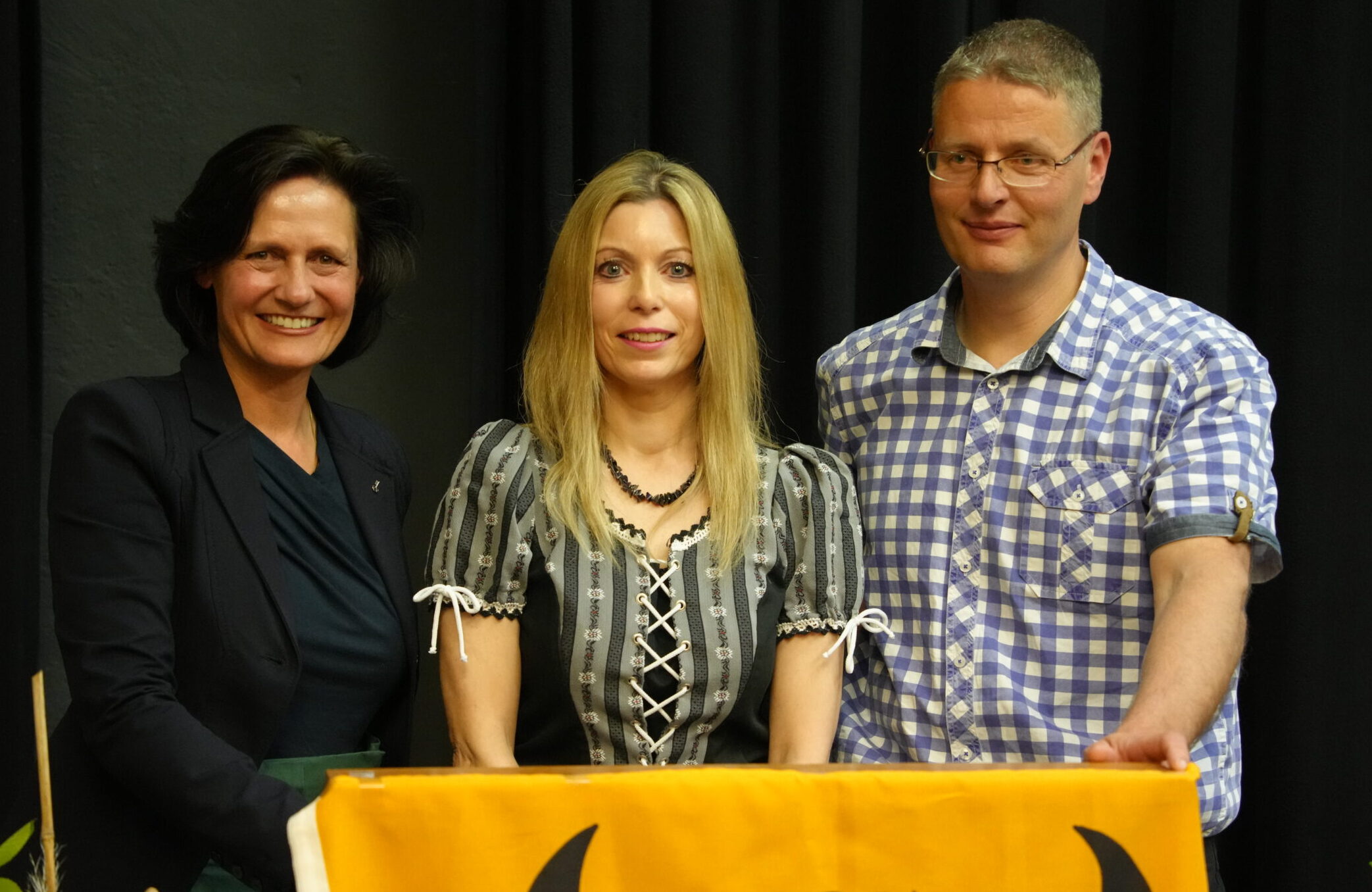Claudia Brunner (zusammen mit NR Monika Rüegger und Schäfer Felix Jauch) an der Wolfsveranstaltung der SVP Uri vom 10. Mai 2023